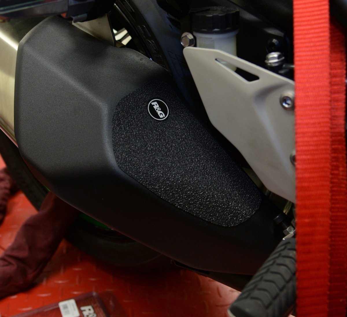 kit 3pz.adesivi anti - scivolo paratacco Kawasaki H 2 SX - nero EZBG410BL R&G - ENDURRAD