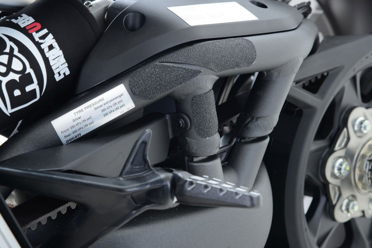 Kit 4PZ Adesivi Anti Scivolo Paratacco Ducati X Diavel X Diavel S Nero 16763 Rg EZBG208BL - ENDURRAD