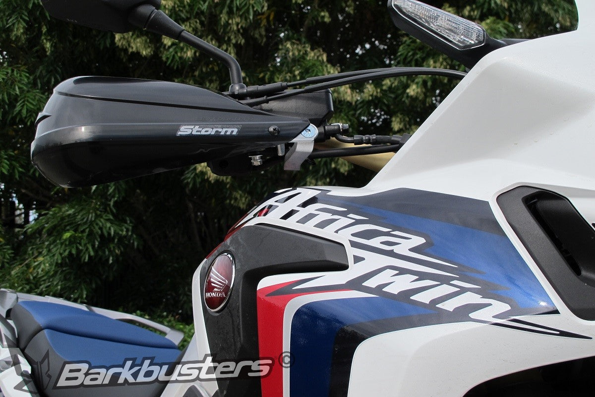 Kit Barkbusters BHG-062 su Honda CRF1000L Africa Twin con plastiche STORM nere, vista ravvicinata del manubrio