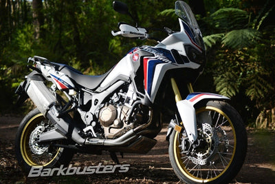 Kit Barkbusters BHG-062 montato su Honda CRF1000L Africa Twin con plastiche VPS bianche, vendute separatamente