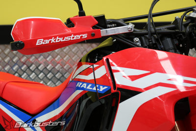 Kit Barkbusters BHG-093 montato su Honda CRF300 Rally rossa con plastiche VPS, vendute separatamente