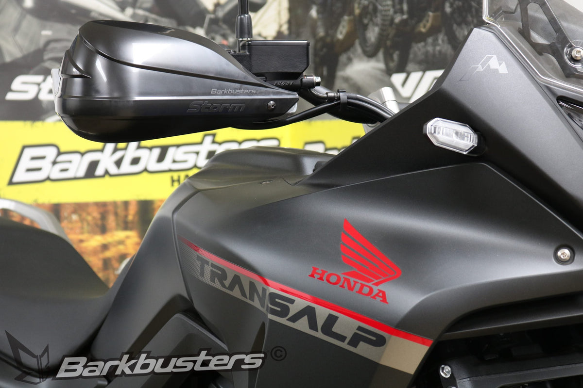Kit Barkbusters BHG-108 montato su Honda XL 750 Transalp con plastiche STORM, vendute separatamente