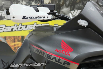 Kit Barkbusters BHG-108 montato su Honda XL 750 Transalp con plastiche VPS bianche, vendute separatamente