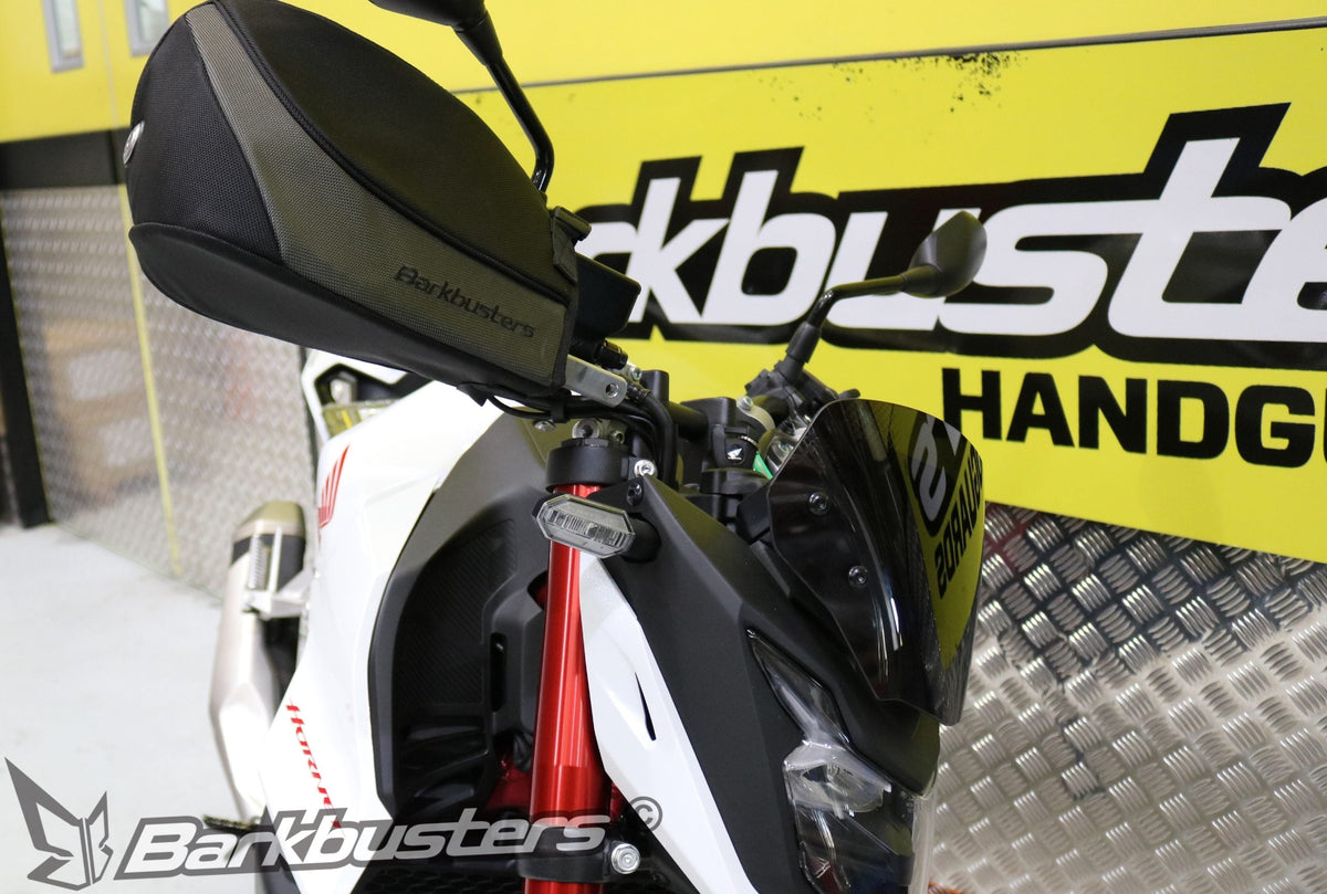Kit Barkbusters BHG-109 montato su Honda CB 750 Hornet con plastiche BBZ, vendute separatamente