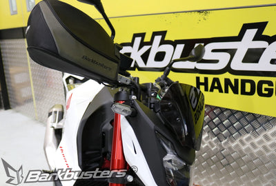 Kit Barkbusters BHG-109 montato su Honda CB 750 Hornet con plastiche BBZ, vendute separatamente