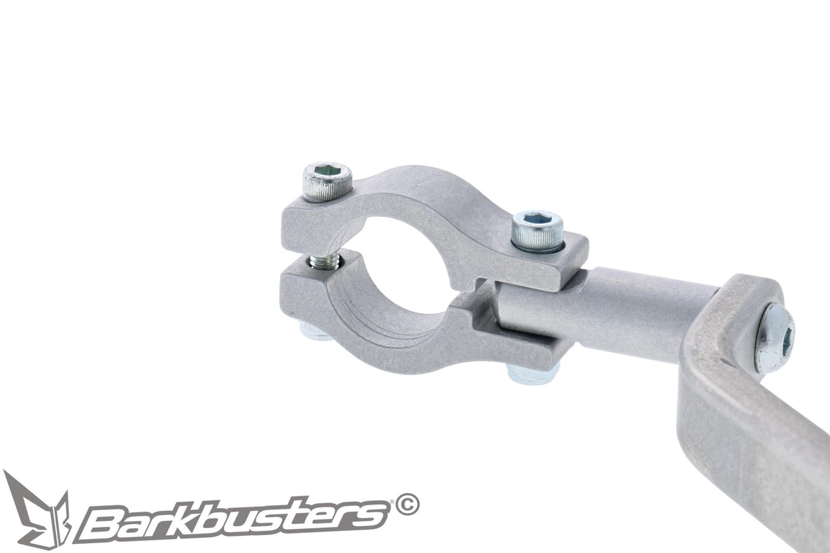 Morsetto sinistro del kit paramani Barkbusters BHG-107 chiuso sulla sezione dritta del manubrio della KTM 1290 Super Adventure