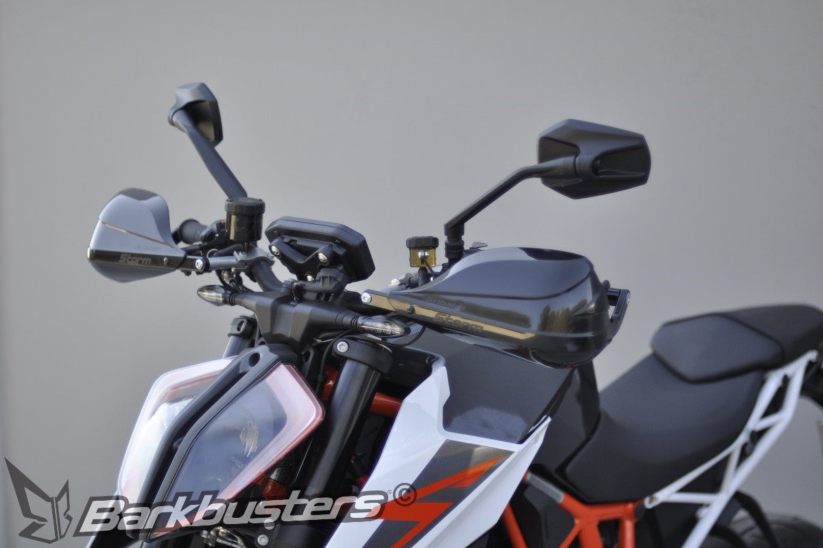 Kit Barkbusters BHG-054 montato su KTM 1290 Super Duke R con plastiche STORM, vendute separatamente