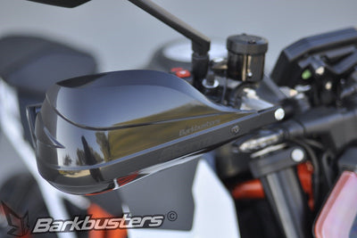 KTM 1290 Super Duke R con kit Barkbusters BHG-054 e plastiche STORM, vista sul manubrio