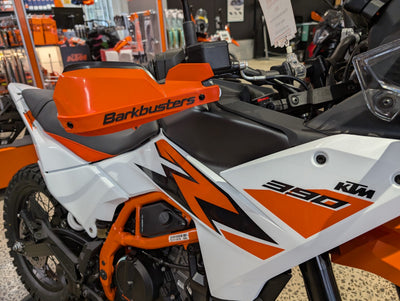 Kit Barkbusters BHG-146 montato su KTM 390 Adventure R con plastiche VPS arancioni, vendute separatamente