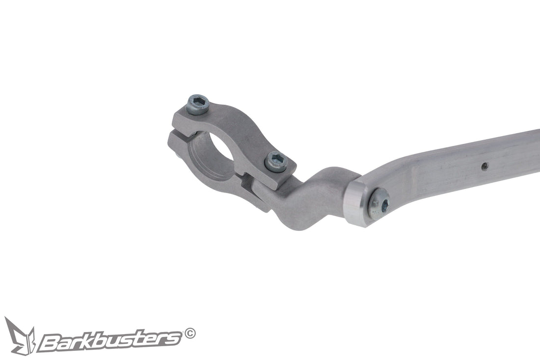Morsetto del kit paramani Barkbusters BHG-131 chiuso sul manubrio della Yamaha Ténéré 700 2025
