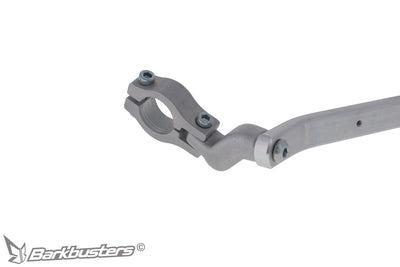 Morsetto del kit paramani Barkbusters BHG-131 chiuso sul manubrio della Yamaha Ténéré 700 2025
