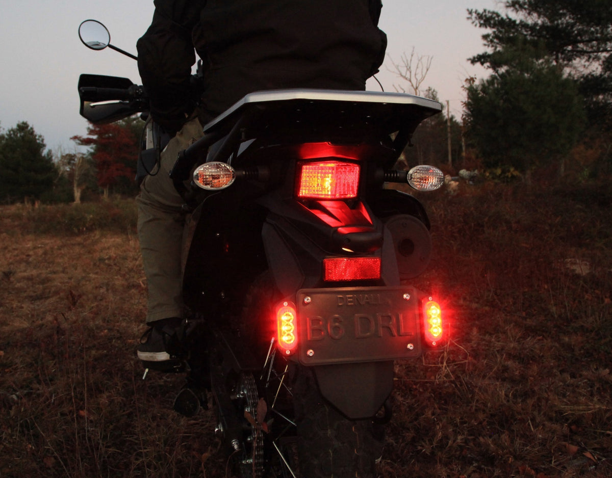 Indicatori T3 DENALI accesi sulla coda della Kawasaki KLR 650