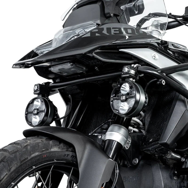 Fari ausiliari LOBOO L18S su moto adventure, posizionamento accanto al paramotore