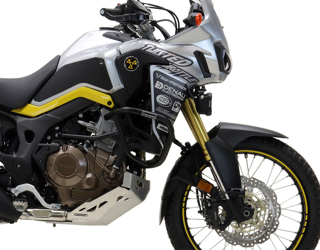 Dettaglio del fissaggio del supporto faretti DENALI sull'Africa Twin
