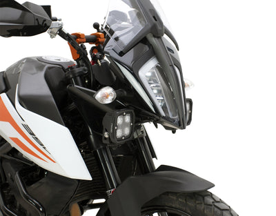 Dettaglio del supporto faretti DENALI sulla 390 Adventure
