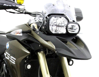 Dettaglio del fissaggio del supporto faretti DENALI sulla F 800 GS
