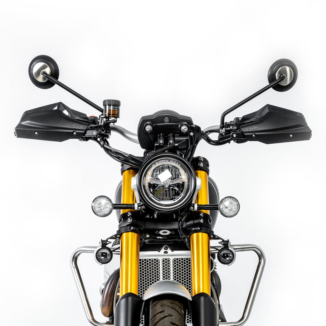 Triumph Scrambler 1200XE vista frontale con paramani LOBOO CHS931 neri installati