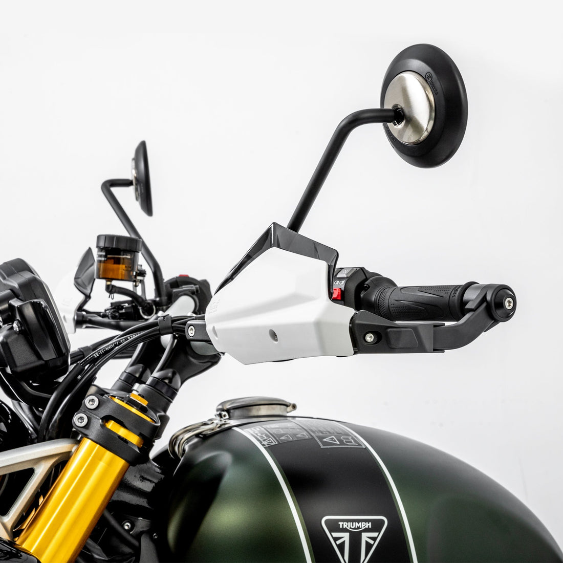 Paramano LOBOO CHS931 con scudo bianco montato sulla Triumph Scrambler 1200XE