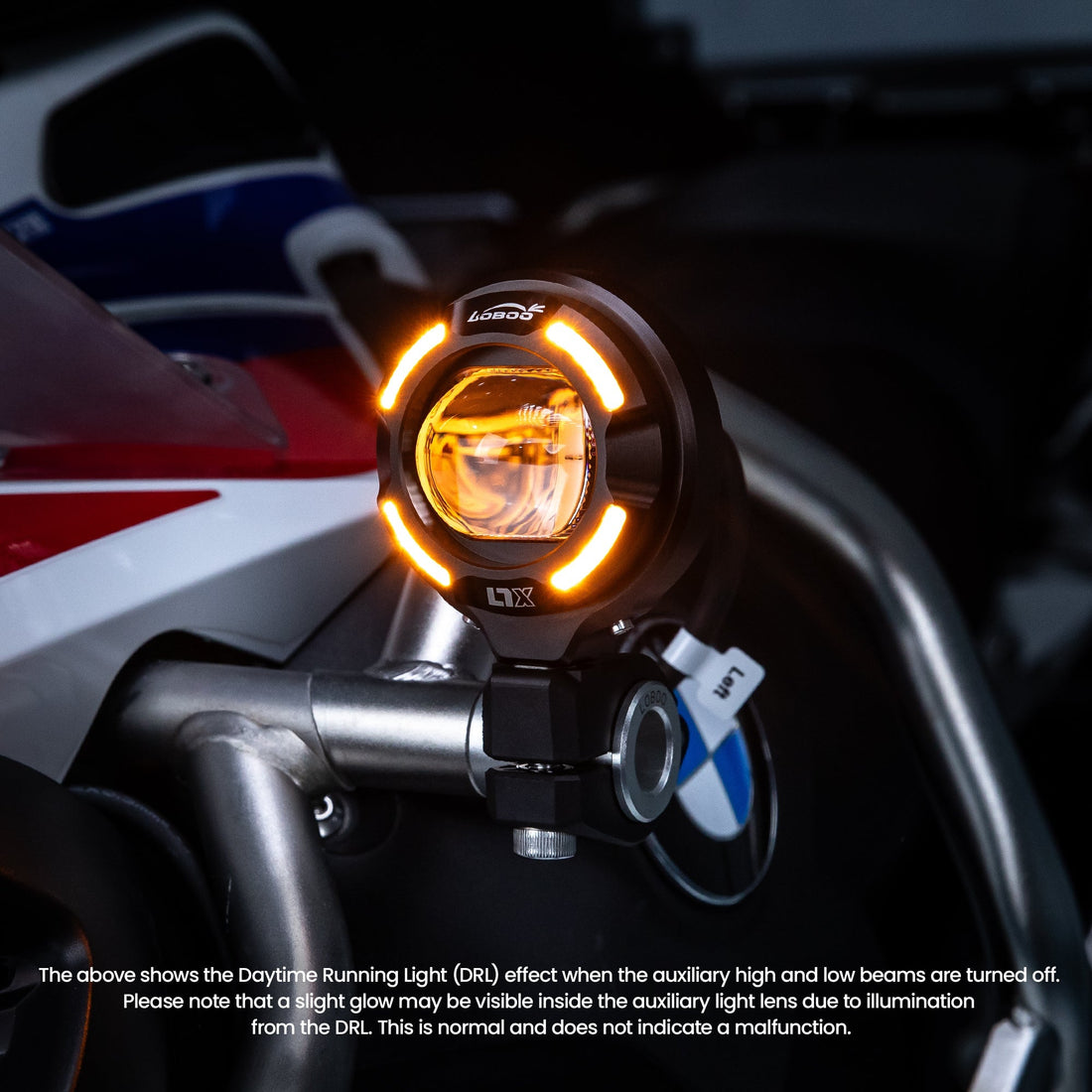 Faro ausiliario LOBOO L7X montato sulla barra di una moto adventure