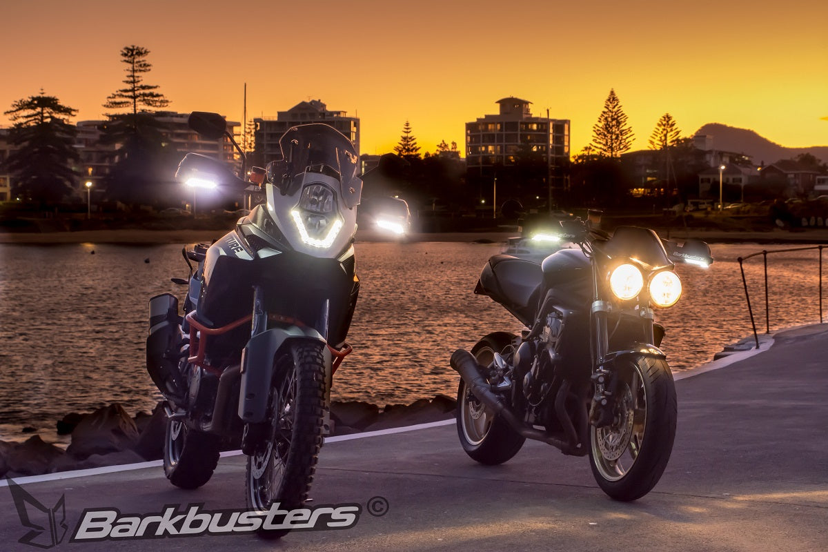 Luci di posizione LED-002 su plastiche STORM di una KTM 1190 Adventure R e su plastiche VPS di una Triumph Street Triple R