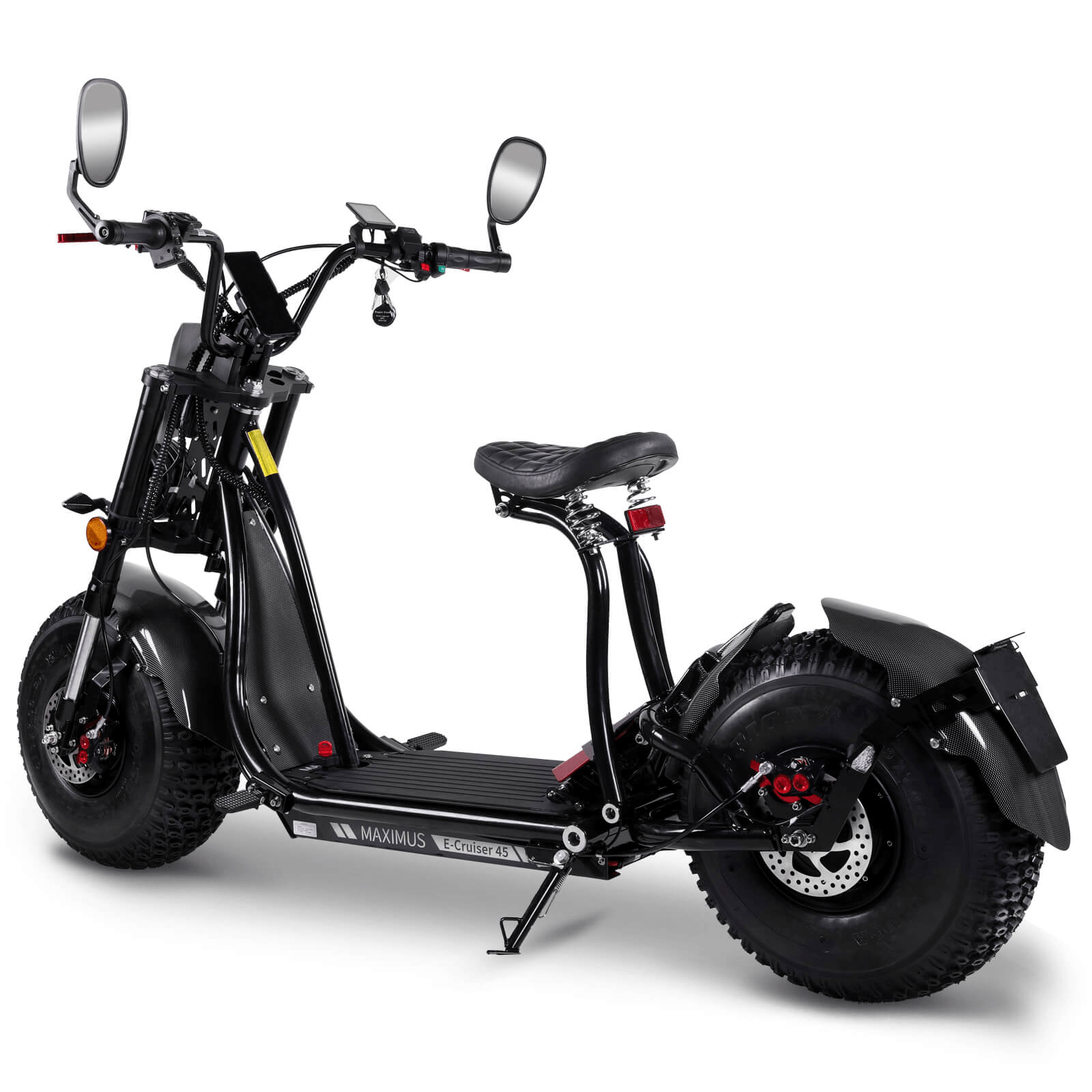 Maximus E-Cruiser 45 da tre quarti posteriore sinistra su cavalletto laterale, con parafanghi look carbonio e portatarga