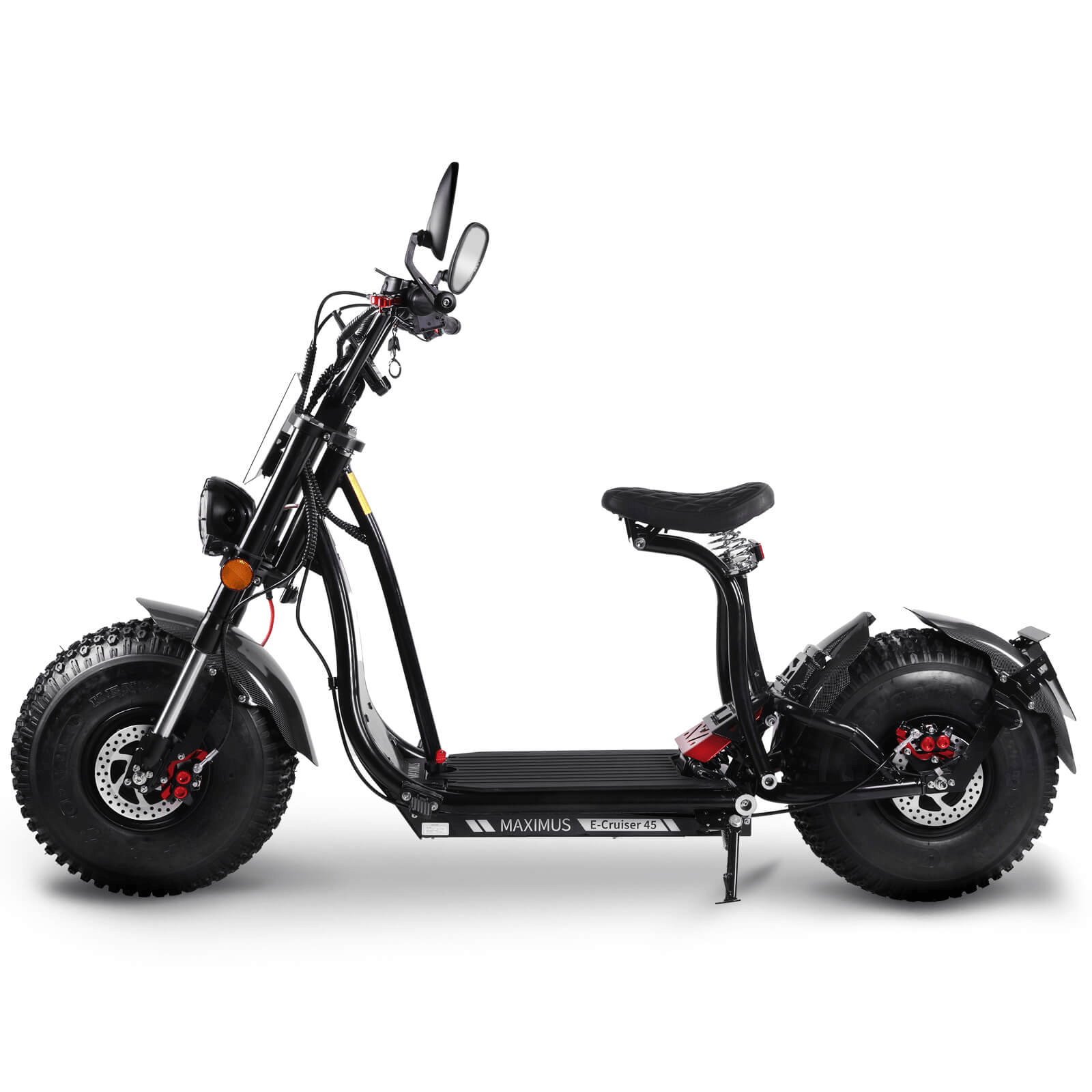 Profilo laterale sinistro del Maximus E-Cruiser 45: pedana ribassata che ospita la batteria al litio 60V 26Ah removibile