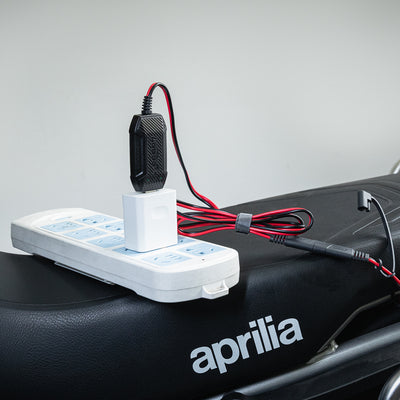 C20Pro alimentato da una ciabatta domestica per la ricarica della batteria della moto