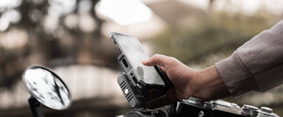 Pilota che usa il telefono sul supporto Outplorer Air Suspension