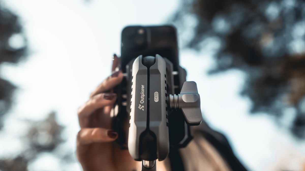 Pilota che aggancia il telefono al supporto Outplorer Air Suspension