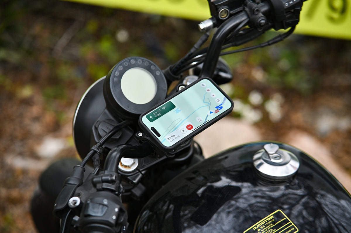 Navigatore sul telefono agganciato al porta cellulare Outplorer QM02 su una moto