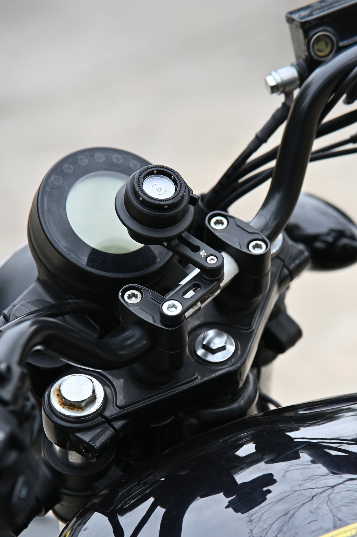 Al centro, sopra il cruscotto – porta cellulare Outplorer QM03