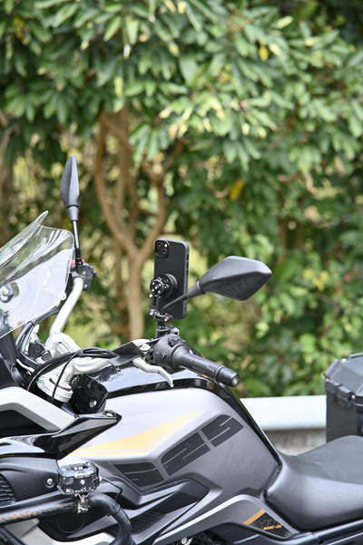 Porta cellulare Outplorer QM04 montato su moto