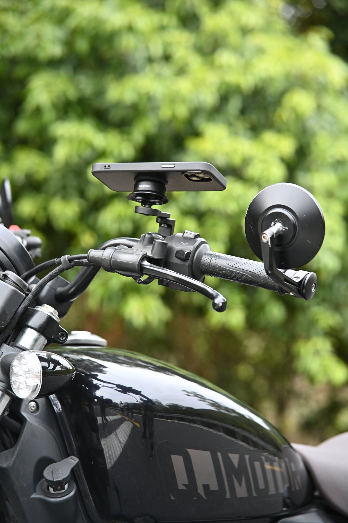 Porta cellulare Outplorer QM06 montato su moto