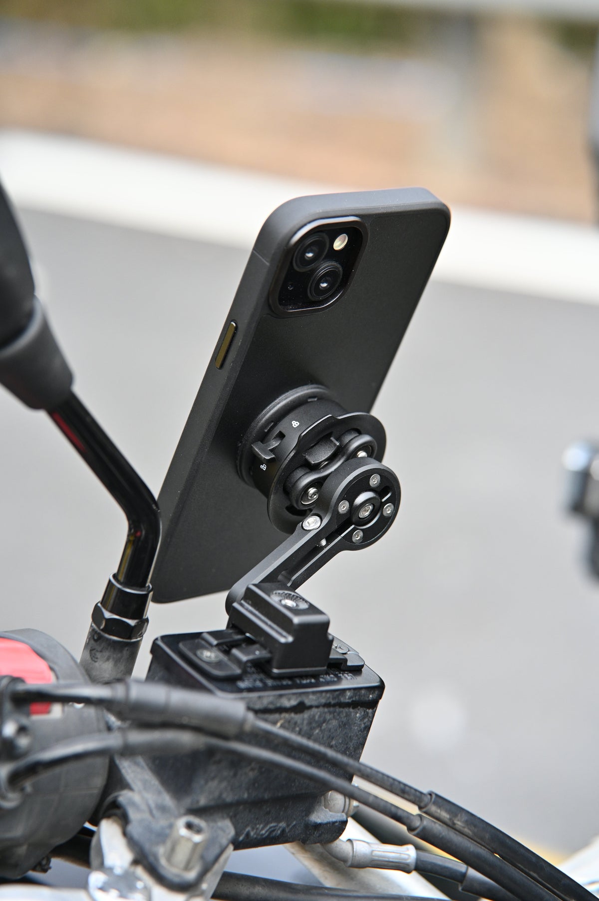 Porta cellulare Outplorer QM07 montato su moto