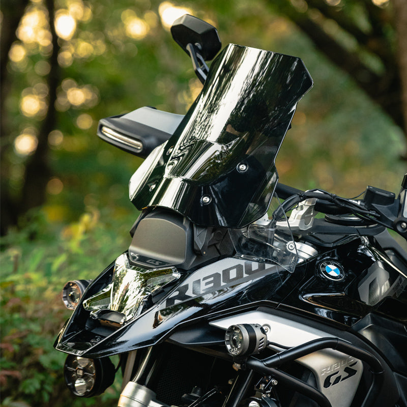 Parabrezza trasparente sulla BMW R 1300 GS, vista di tre quarti da destra