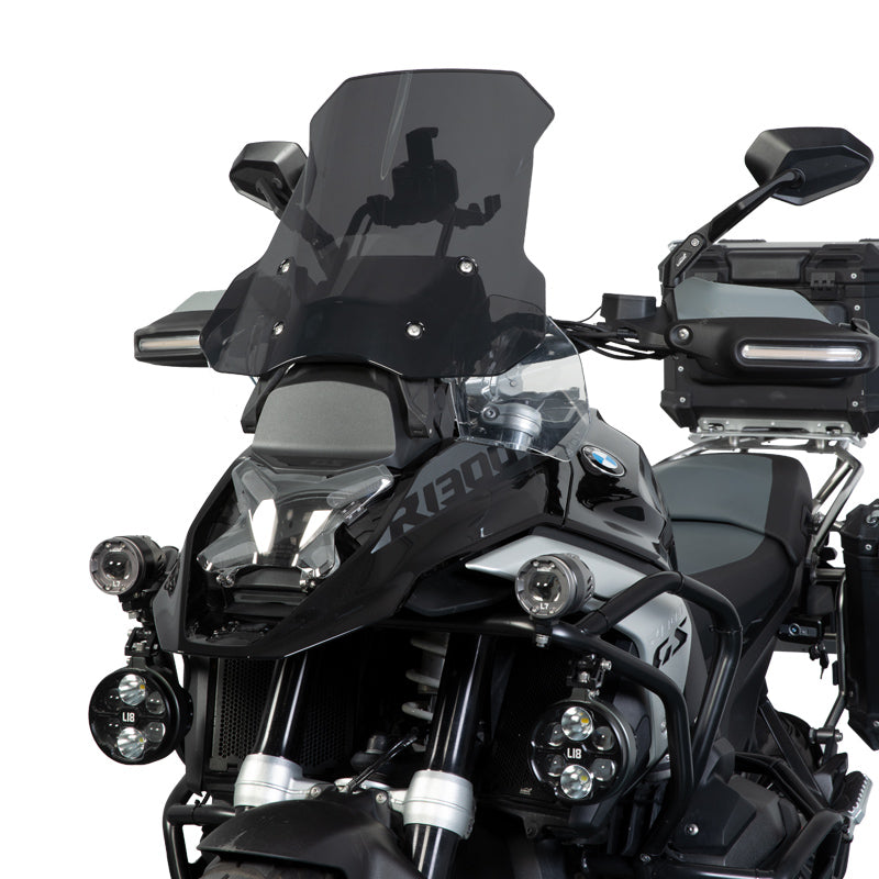 Parabrezza scuro montato sulla BMW R 1300 GS, vista di tre quarti su fondo bianco