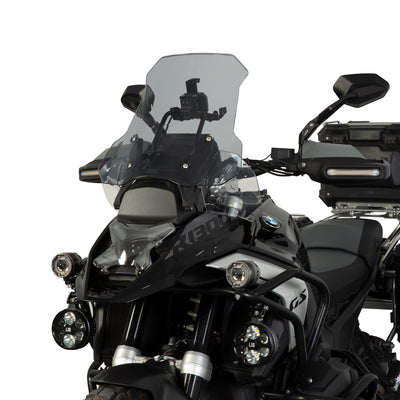 Parabrezza fumè montato sulla BMW R 1300 GS, vista frontale su fondo bianco