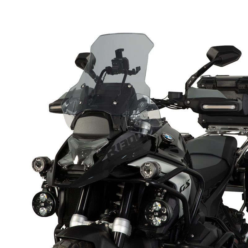 Parabrezza fumè montato sulla BMW R 1300 GS, vista frontale su fondo bianco