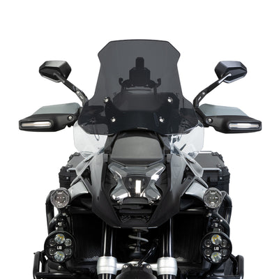 Parabrezza scuro montato sulla BMW R 1300 GS, vista frontale su fondo bianco
