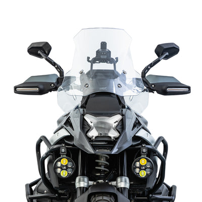 Parabrezza trasparente montato sulla BMW R 1300 GS, vista frontale su fondo bianco