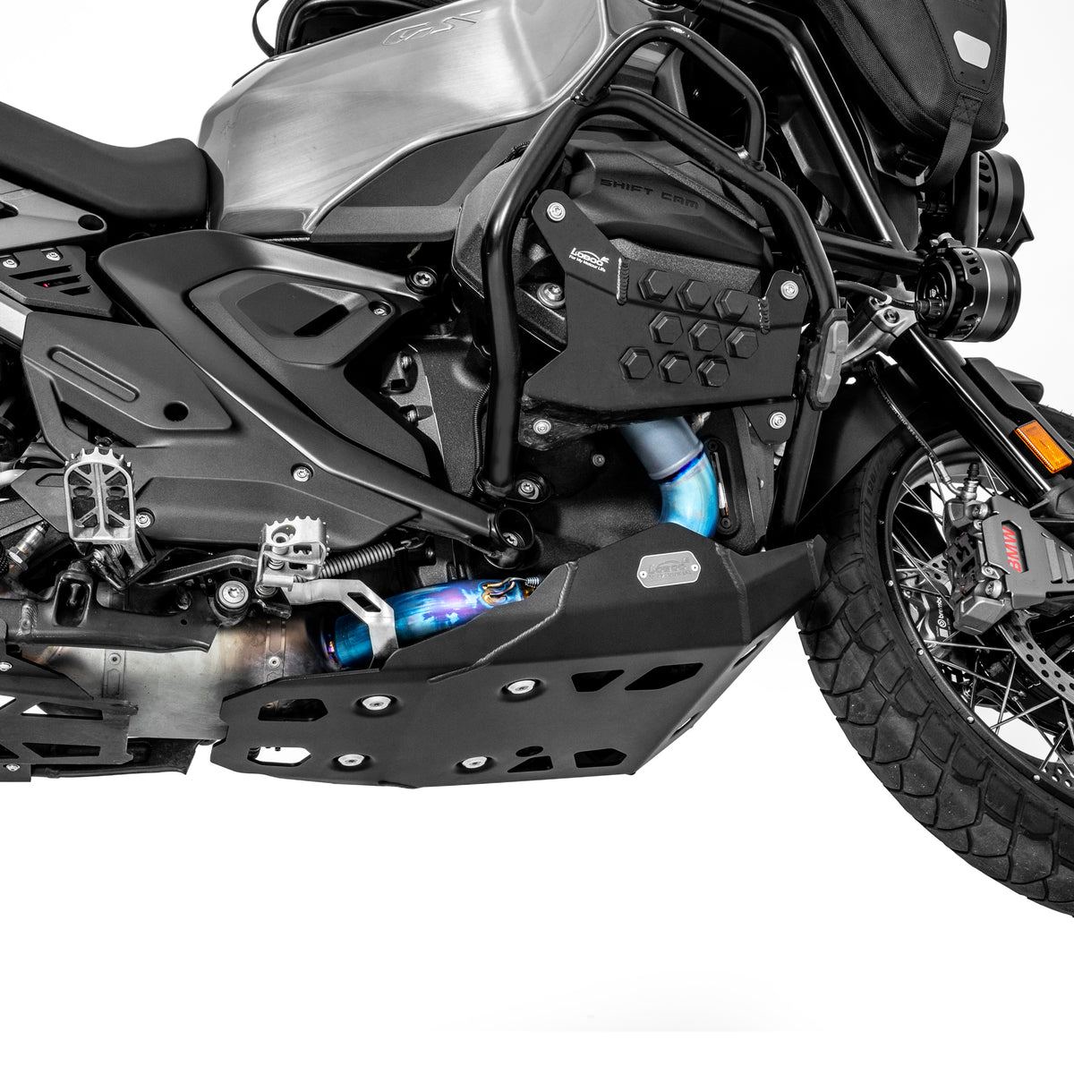 Paracoppa nero montato sotto il motore della BMW R 1300 GS Adventure, vista laterale