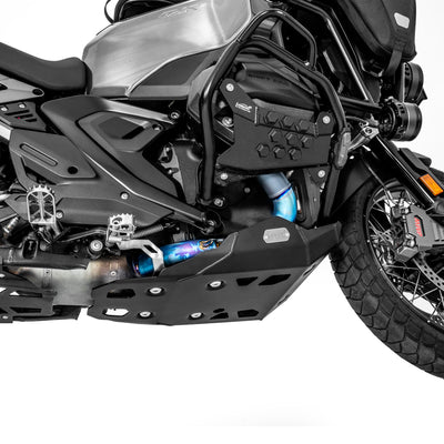 Paracoppa nero montato sotto il motore della BMW R 1300 GS Adventure, vista laterale