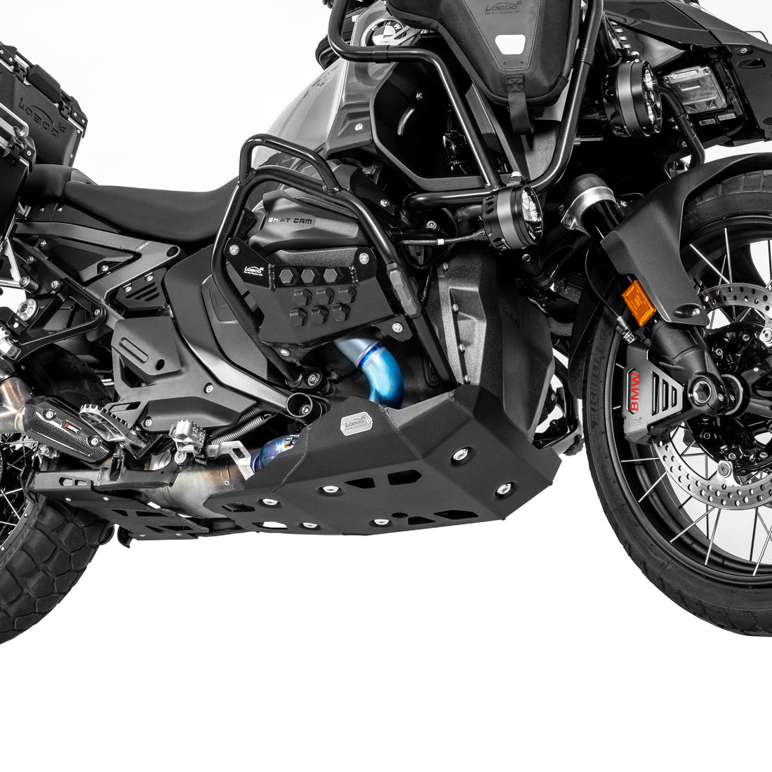 Paracoppa nero sotto il boxer della BMW R 1300 GS Adventure, con crash bar e protezioni dei cilindri