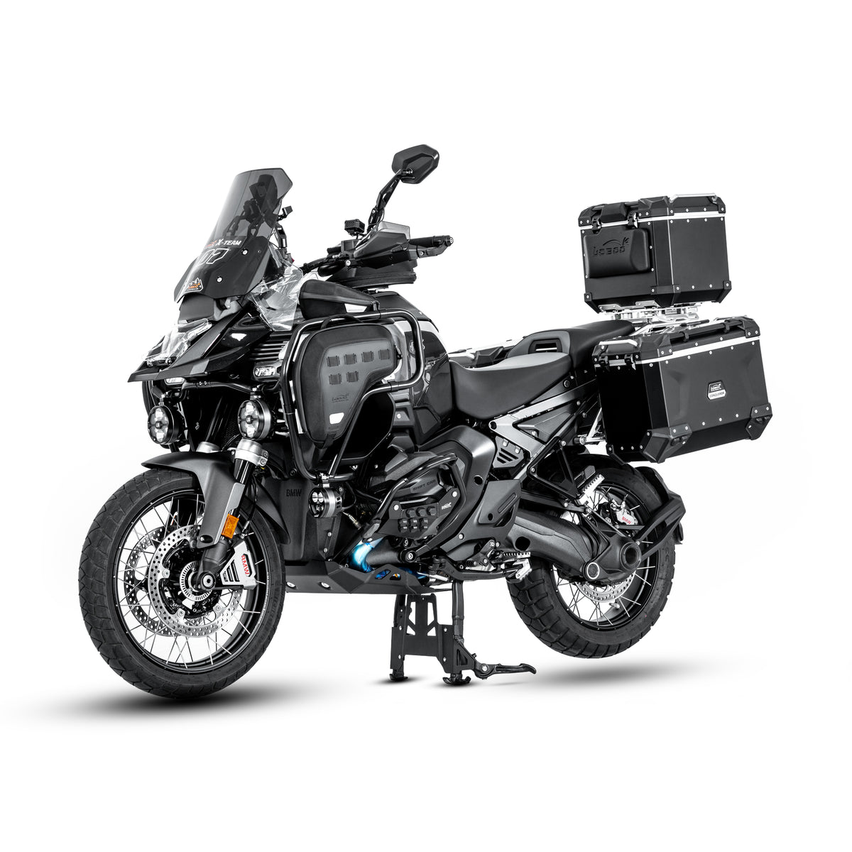 BMW R 1300 GS Adventure con paracoppa nero e valigie in alluminio, vista anteriore di tre quarti