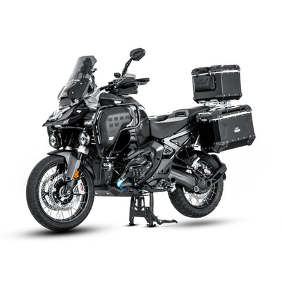 BMW R 1300 GS Adventure con paracoppa nero e valigie in alluminio, vista anteriore di tre quarti