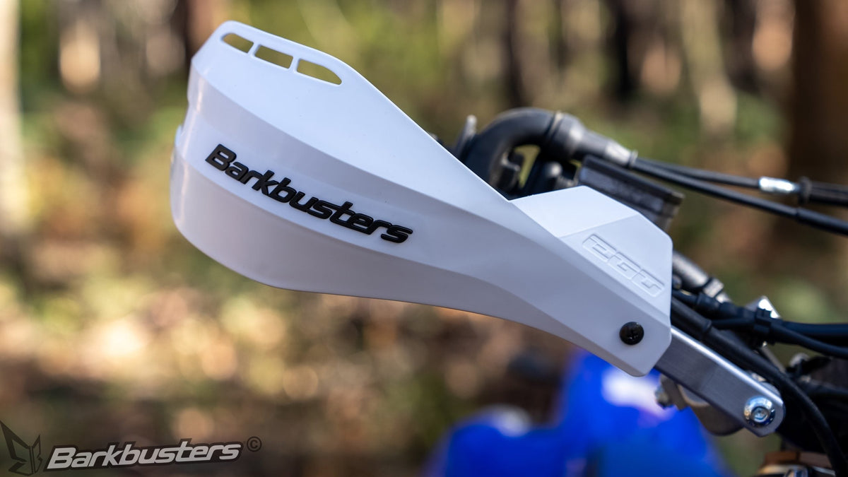 Paramano Barkbusters EGO-201 bianco montato sul manubrio di una moto