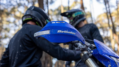 Paramani Barkbusters EGO-201 blu montati su una moto da enduro