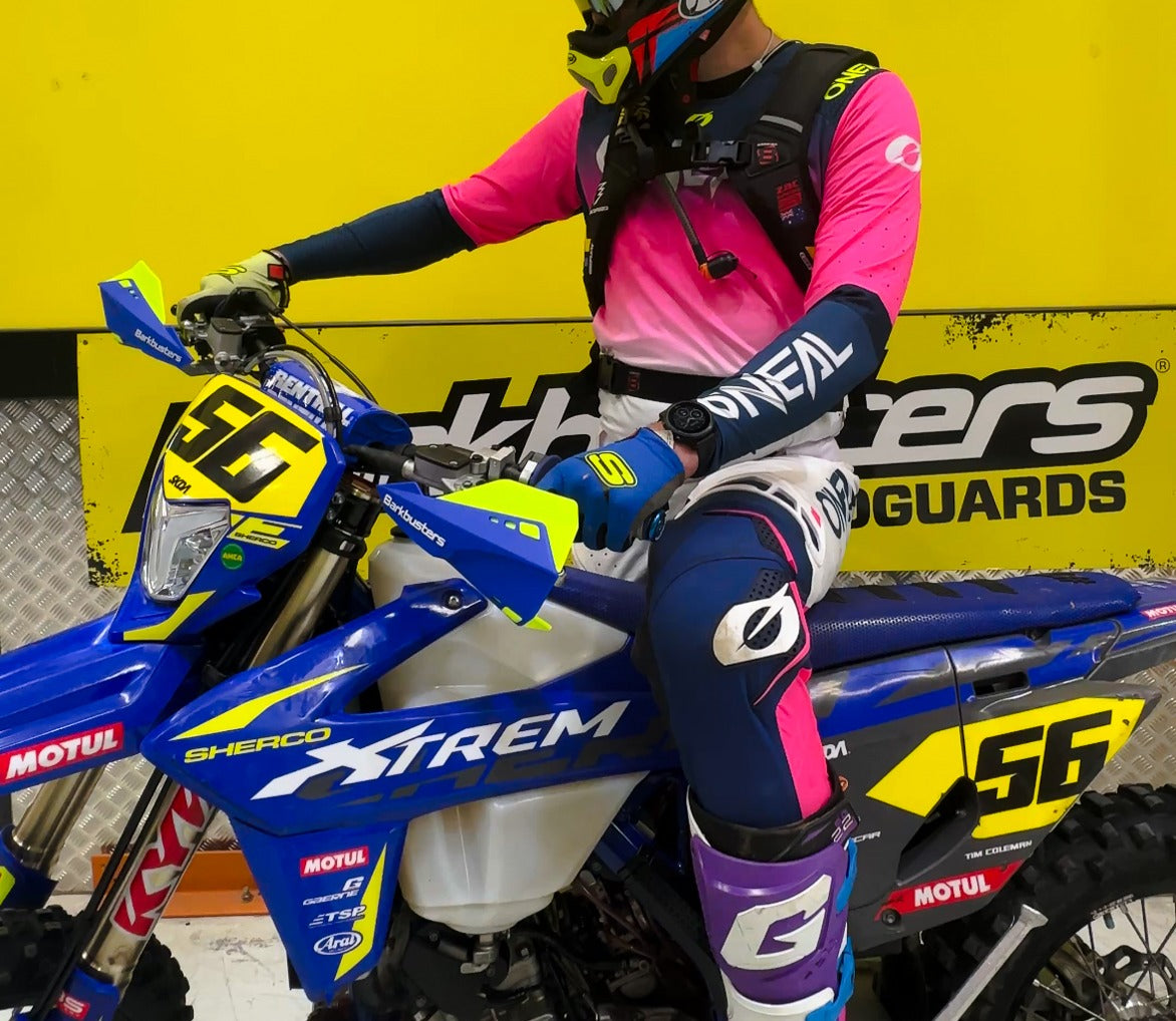 Paramani Barkbusters SABRE in uso su una moto da enduro