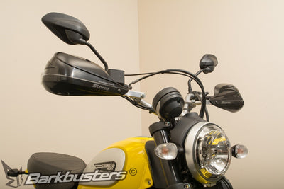 Paramani Barkbusters STORM montati su Ducati Scrambler gialla con kit BHG-060, tre quarti anteriore