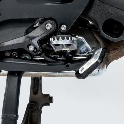 Piastra cavalletto CJC151-CN montata sulla BMW R 1300 GS, vista da sotto la moto